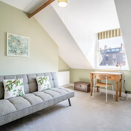 28 Queen Anne's Road Holiday home *