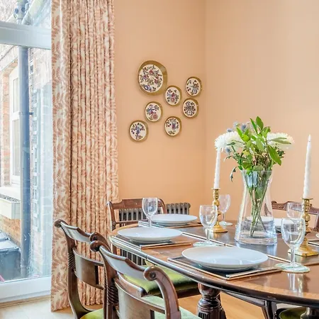 28 Queen Anne's Road York