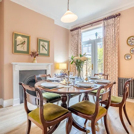 28 Queen Anne's Road Holiday home *