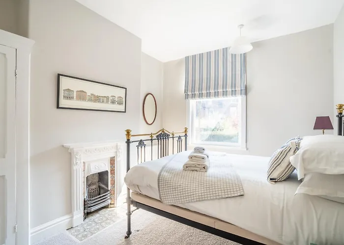 28 Queen Anne's Road *