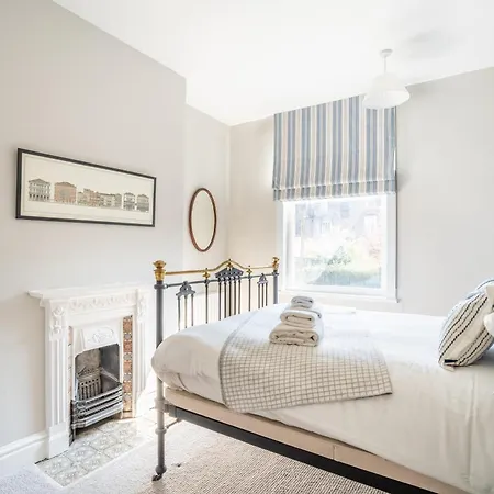 28 Queen Anne's Road *