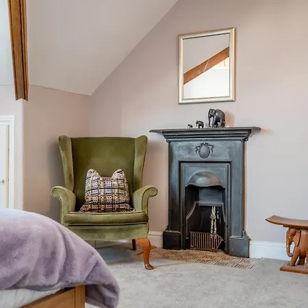 28 Queen Anne's Road * York