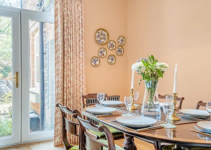 28 Queen Anne's Road York