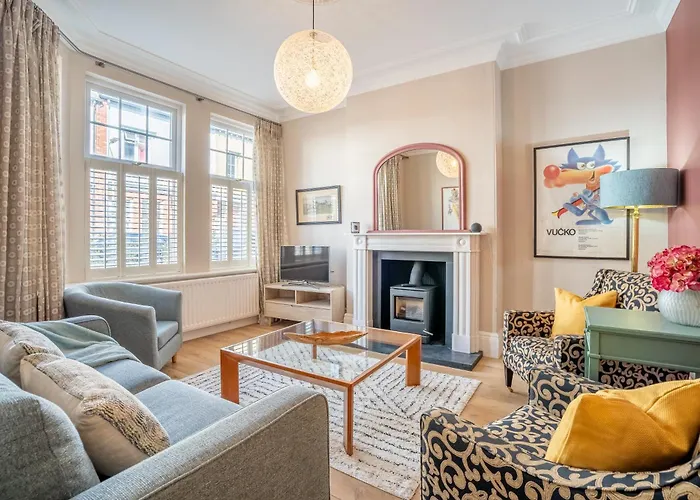 28 Queen Anne's Road York